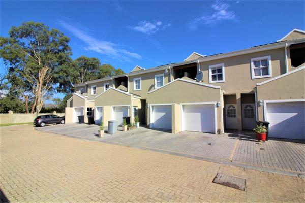 This modern 3 bedroom townhouse is situated in Southern Paarl and has easy access to all main routes and Paarl Mall.
It offers a large ...