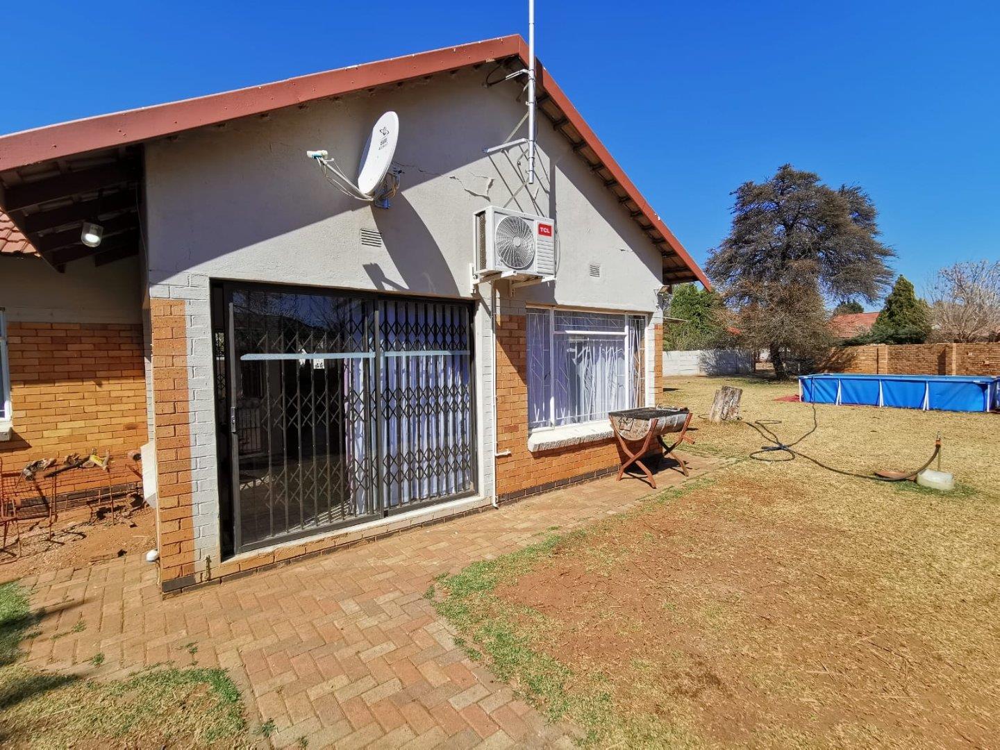 3 Bedroom House For Sale In Stilfontein Ext 4 - P24-110368058