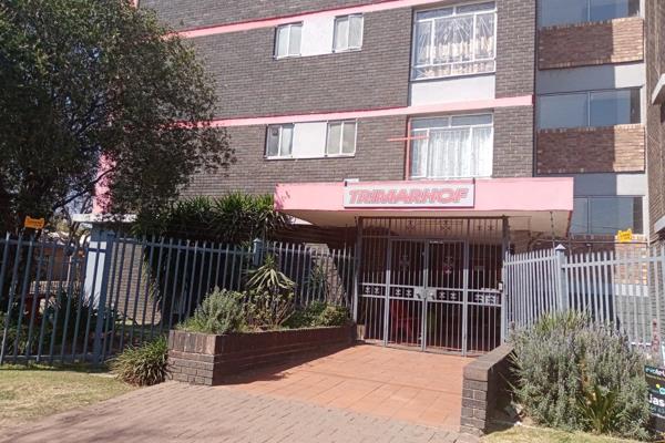 Lovely one bedroom apartment, located in central business district of Emalahleni, close to all amenities

It has a spacious open plan ...