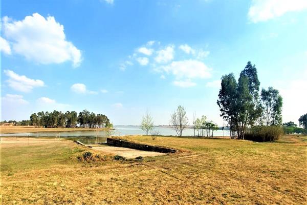 Large family home on a 1.6134ha plot on the Vaal Dam in Hartebeestfontein, with a 50mt ...