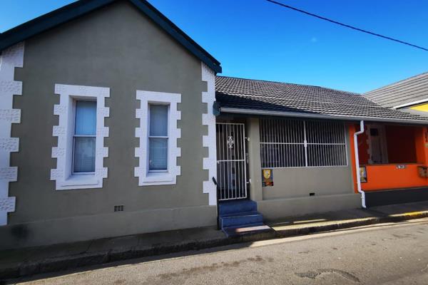 COASTLAND PROPERTIES

This Family home offers wooden floors throughout with loads of character.
3 spacious bedrooms 

1 full ...