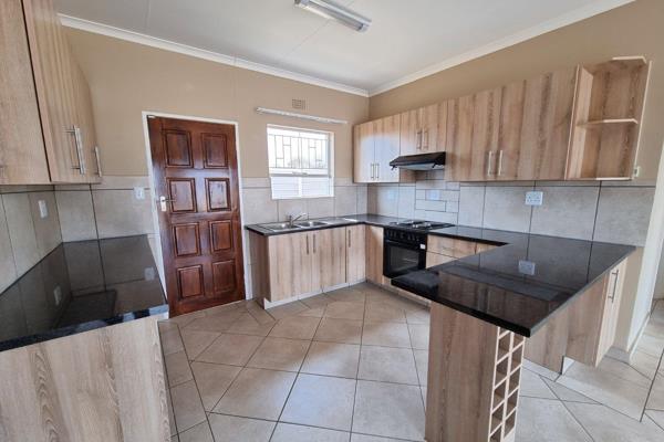 Access to main road in Riversdale going to Meyerton and other areas.

Modern finishes nice private garden and double garage.
•  ...