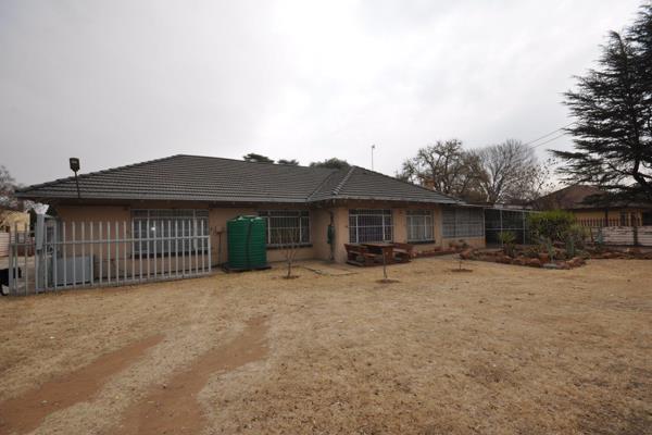 Excellent opportunity -  Four large self-contained flats with a combined income of +- R15000pm. The main house can easily be rented ...