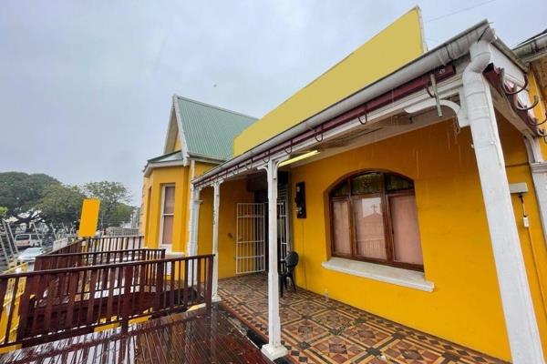 Highly visible corner property in Glenwood for sale.
- GLA 200m2
- Suited to a restaurant but can also be utilized as office space.
- 2 ...