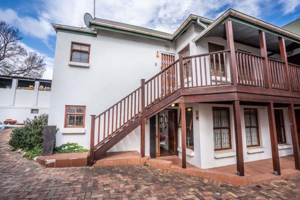 Located in a small complex within easy walking distance of town and Rhodes University ...