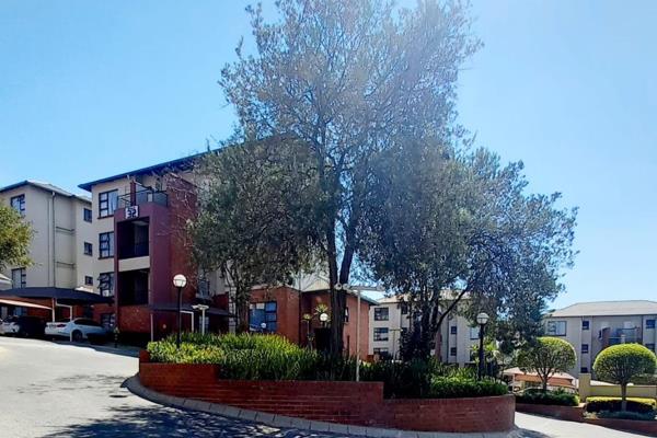 Based in the heart of Oakdene, Johannesburg South boasting a decent size of 76sqms, is this modern unit. Upon entrance, you are ...