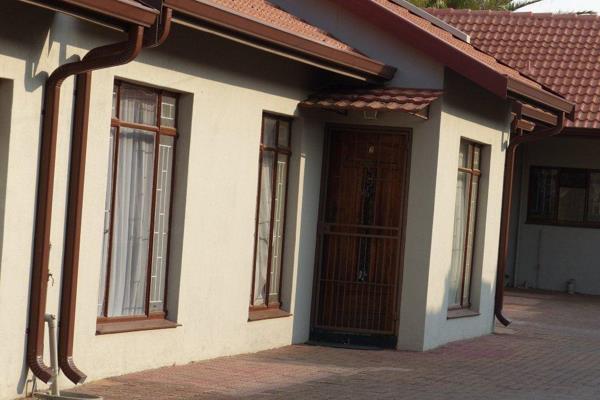 Cozy two bedroom townhouse in a secure complex in Trichardt. One bathroom, lounge and dining area with one garage. Great investment or ...