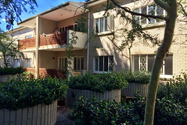 Space and Light.  This very, very spacious (146m2)  3 bedroom, 1.5 bathroom apartment is located in Melrose Gardens, Illovo - a ...