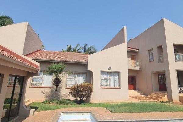 A beautiful spacious double storey house with 3 garages, a carport, ample packing space awaits you in the heart Bendor, it is one of ...