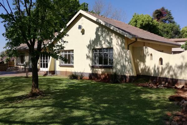 This  large Northerly facing light, sunny  house,  with good flow, has views  of Sandton ...