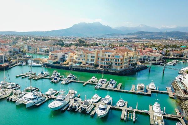 This beautiful apartment situated on the island of St Tropez within the upmarket estate of Harbour Island. This 2nd floor apartment ...