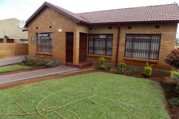 The house consists of 3 bedrooms, two bathrooms main en-suite, kitchen, lounge, single garage, carport, well maintained garden and ...