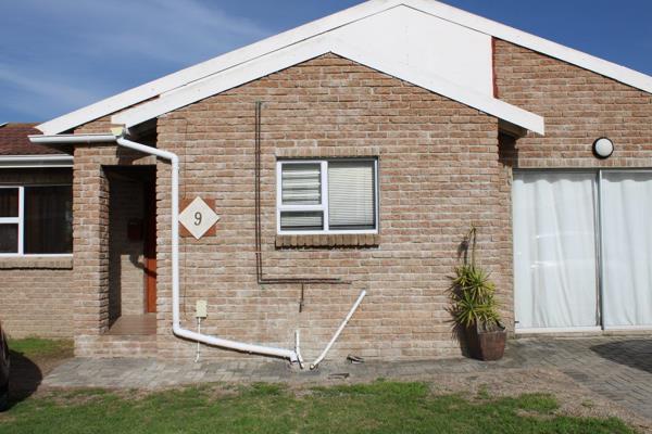 Sizwe Mlungwana Properties is excited to introduce to you a 3 bedroom home, safely secured in a complex in PARSONSVLEI. The two ...
