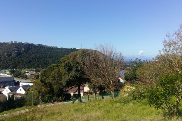 This 933m2 large piece of vacant land is ideal to build your dream home or holiday house. It is North facing allowing for stunning ...