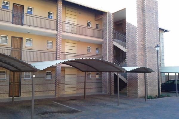 Spacious 1 bedroom in a secured complex
Open plan kitchen and lounge
1 bathroom
1 covered carport
Prepaid electricity
24hr security ...