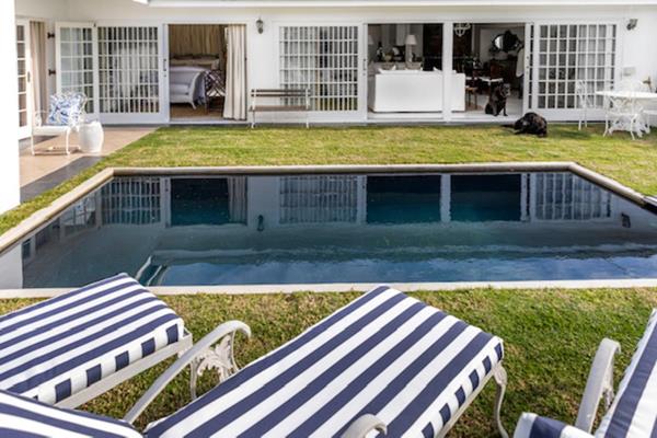 Upmarket and Stylish, this Lovely Home offers a Plett Holiday in Beautiful Surroundings.

4 Bedrooms/3 Bathrooms - Sleeps 8.
Enjoy the ...