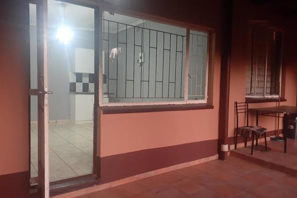 Private and spacious apartment
Near Alex shopping center
Prepaid meters for water and electricity
Private shower room
Separate 1 ...