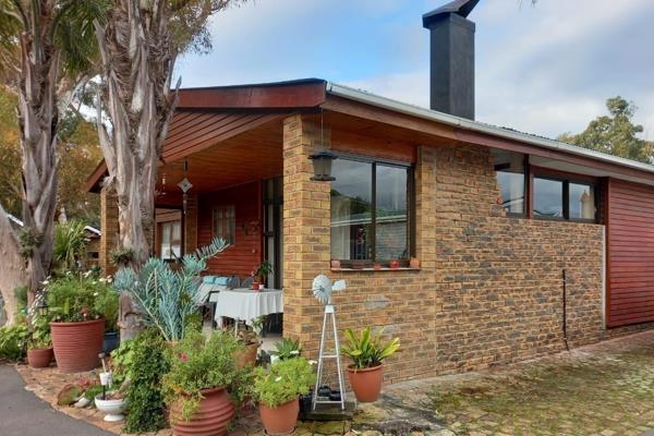 PRIVATE SALE OF SEASIDE COTTAGE

This home is a seaside gem, located 500m from the beach in a security park (Voortrekker Park ...