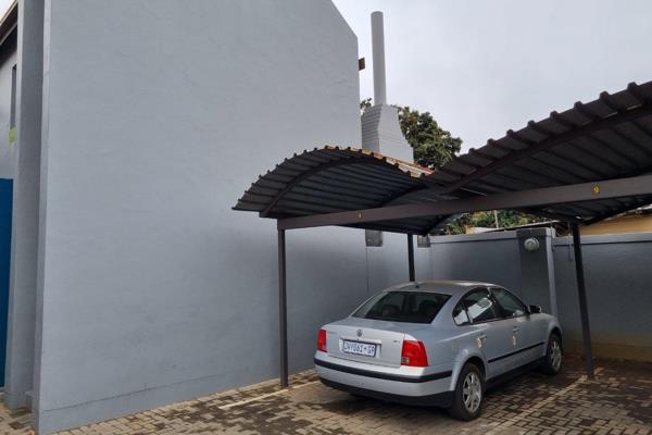 Neat townhouse with 1,5 bedrooms, a bathroom, lounge, kitchen and parking bay.

It is situated in a popular area near schools, shops ...