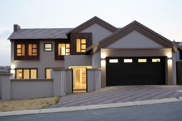 This stunning family home situated in the sort after Blue Valley Golf Estate is available for a medium to long term rental of 1 to 3 ...