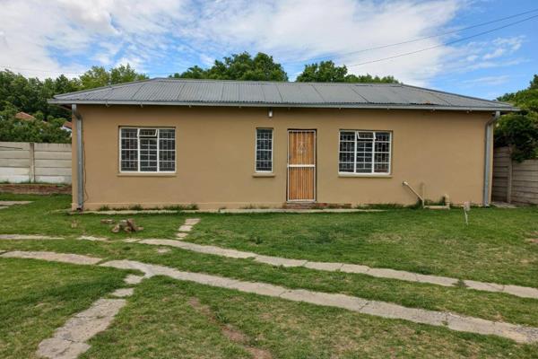 This neat 1 bedroom apartment is at the back of a main house.
The tv room and kitchen is open plan
The bedroom is separate
Neat ...