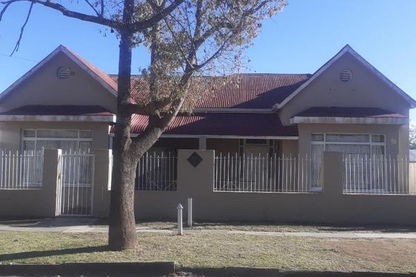 An investment property up for grabs in Queenstown Central. It is a 2-in-1 yard with 2 ...