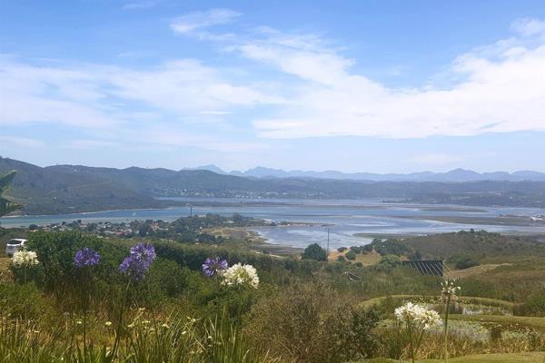 Exclusively mandated  -  Invest in a unique lifestyle surrounded by nature and exquisite views of the Lagoon, Knysna and the Outeniqua ...