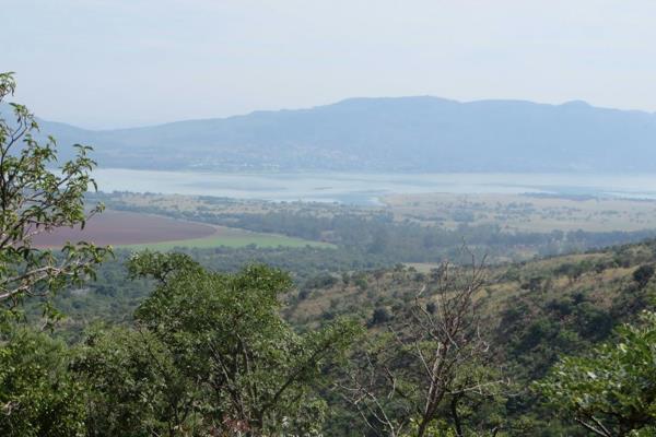 You do not get a better setting than this open peace of land high on the Mountains, seeing the Hartbeespoortdam below. Build your own ...