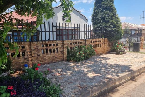 Lovely 3 bedroom house.
This house offers entrance hall and 3 bedrooms,1 bathroom  ...