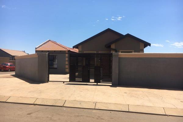 Beautiful bachelor unit in the New Toekomsrus development ext 2, equipped with your own shower, toilet and basin.
services included ...