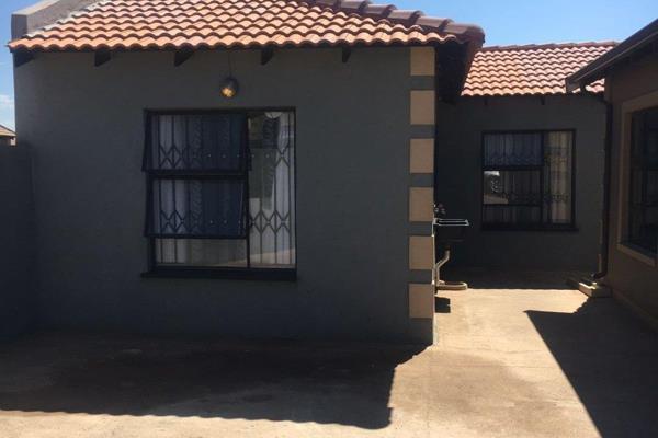 Beautiful bachelor unit in the New Toekomsrus development ext 2, equipped with your own shower, toilet and basin.
services included ...