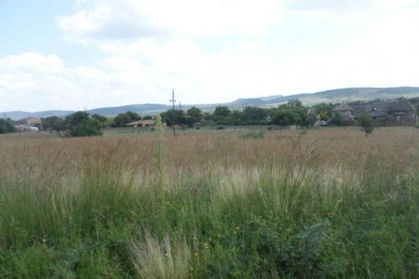 This is a lovely flat stand in Vaaloewer.  It has a few small trees in front. It is situated in a quiet street. There are 2 stands ...