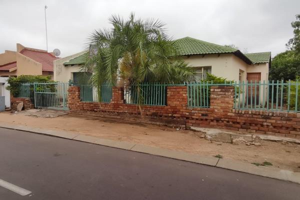 If you looking to buy a 3-bedroom house in Seshego’s New Polokwane look no further than here.
This property offers
3 Bedrooms, 2 ...