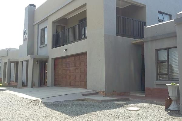 Immaculate  double story 3 bedroom house with a 2 bedroom flat
each room in the house ...