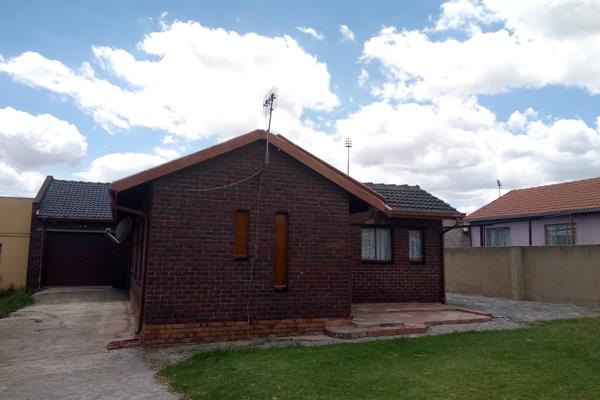 A 3 BEDROOM HOUSE FOR SALE
An offer that one should not miss out!!!!!! A 3 bedroom house in Shalimar Ridge suburb of Heidelberg is ...