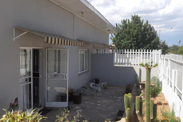 Very spacious 2 bedrooms townhouse. 
Affordable, with good security! 
Small private garden. 
Water tank and pressure pump !