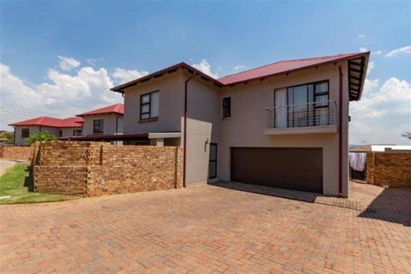 This Double storey 4 bedroom cluster is waiting for you . Bush willow  is a lifestyle estate just north of Fourways in Broadacres . ...