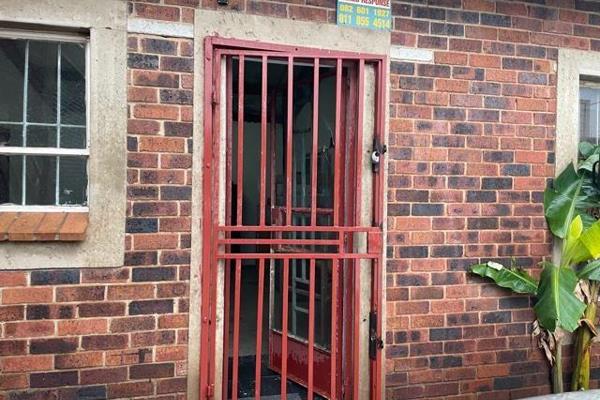 2 Mini Factory Situated in Lenasia Ext 10

PRIME COMMERCIAL PROPERTY IN LENASIA FOR SALE: 
Size: 539  meter squared Industrial ...