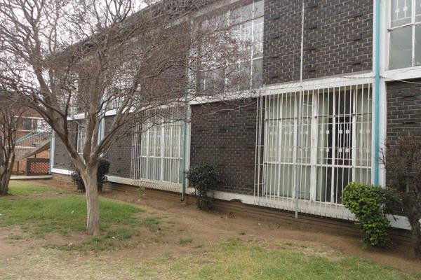 3 Bedroom one bathroom plus gate garage to rent.
Upstairs flat. Lounge and small dining room
close to CBD and General Hertzog