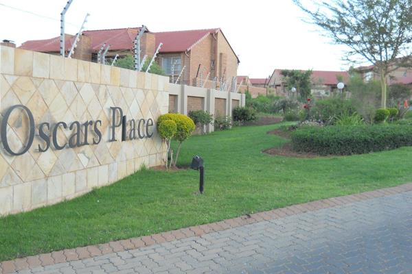 This unit is situated in the popular Oscars place estate.

It offers the following:

- Spacious Lounge / Dining Room

- ...