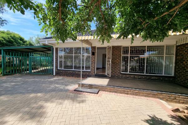 iMMEDIATELY AVAILABLE.   Centrally situated. Close to Klerksdorp Hospital. Ideal for medical interns and comserves and parents with ...