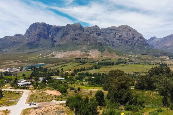 One of the best stands on the new Mentoor Mountain Estate with views of Simonsberg, Helshoogte farms and the Dwarsrivier Valley below. ...