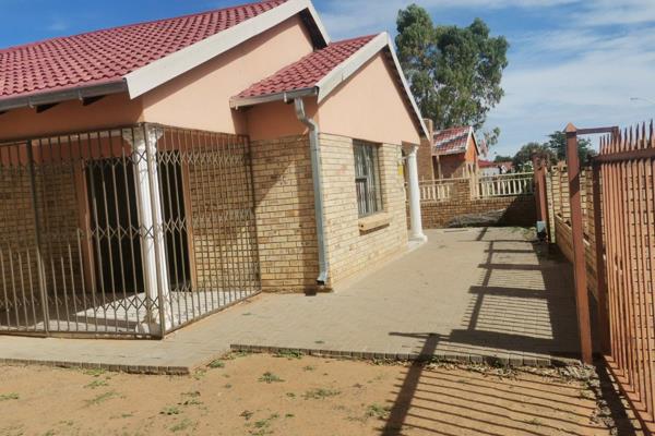 Spacious - well located - family home
3-bedroom house for sale in Ehrlich Park, Bloemfontein

This Warm spacious family home is ...