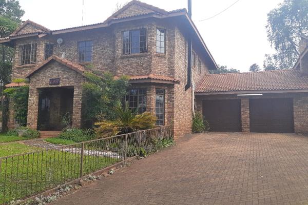 Gracious 4 Bedroom face-brick family home. This beautiful property has a spacious lounge, living and TV areas. Facilities include two ...