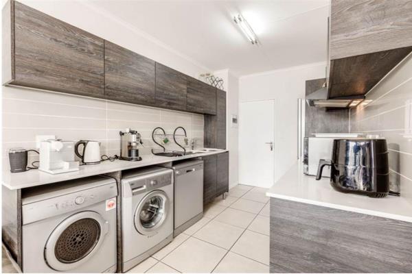 1 bed 1 bath upmarket top floor apartment in sought after residential area with ...