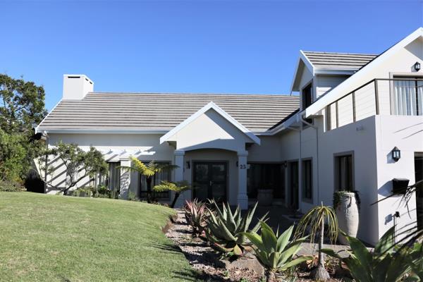 Located in the prestigious Pezula Golf Estate in Knysna, this family home consists of 4 ...