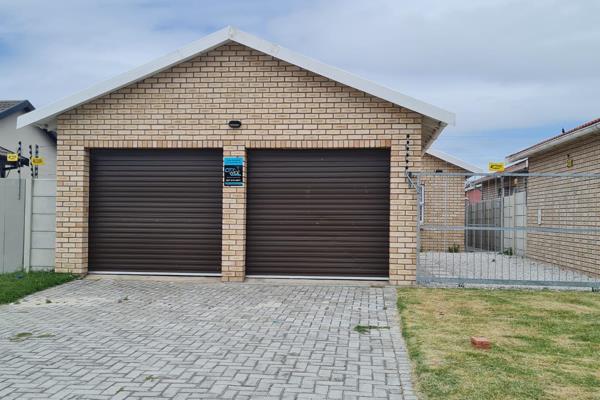 This property in Pinelands offers:
3 bedrooms

An open-plan lounge and kitchen, complete with a built-in oven and hob.
The lounge opens ...