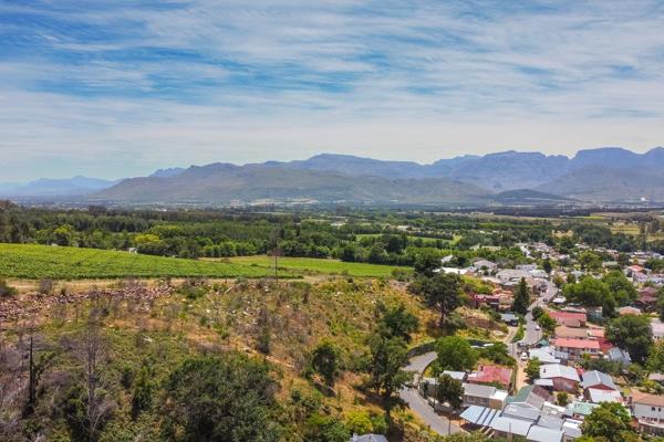 SOLE MANDATE - A large stand located at the edge of Pniel where the town meets the Boschendal mountain farm. Removed from the hustle ...