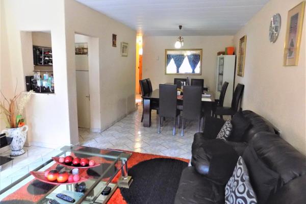 This townhouse has a large open plan lounge/dining room which opens onto a covered patio which overlooks the garden. The kitchen has ...