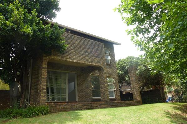 Duplex townhouse in established complex, close to the Glenvista Golf Course.  Privately ...